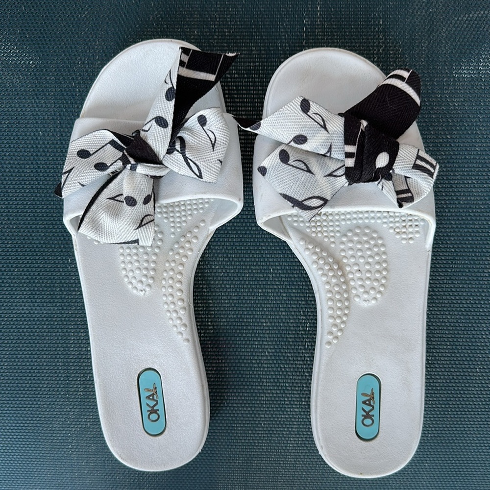 OKA b. White Slide Sandals with Black/White Bow- size 5.5-6.5, Small